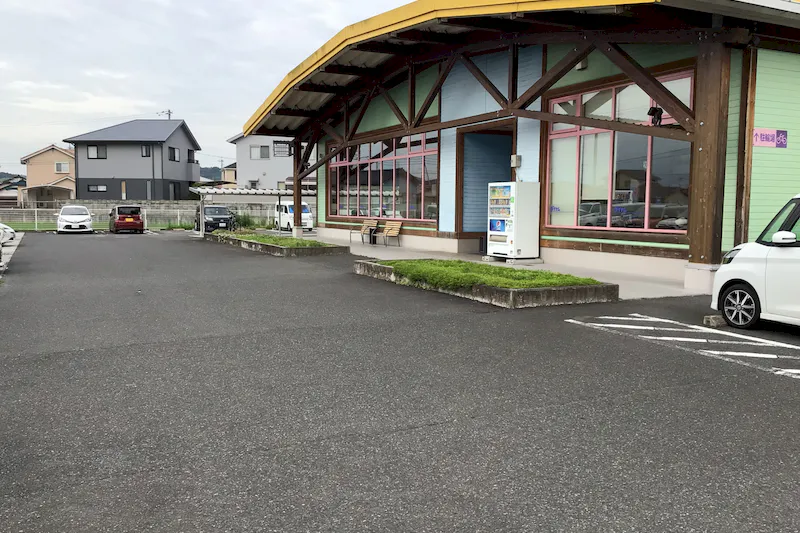 【ダイナム岡山津山店ゆったり館｜割引キャンペーン実施中】物販やプロモーションに最適なアミューズメント施設のイベントスペース（正面）