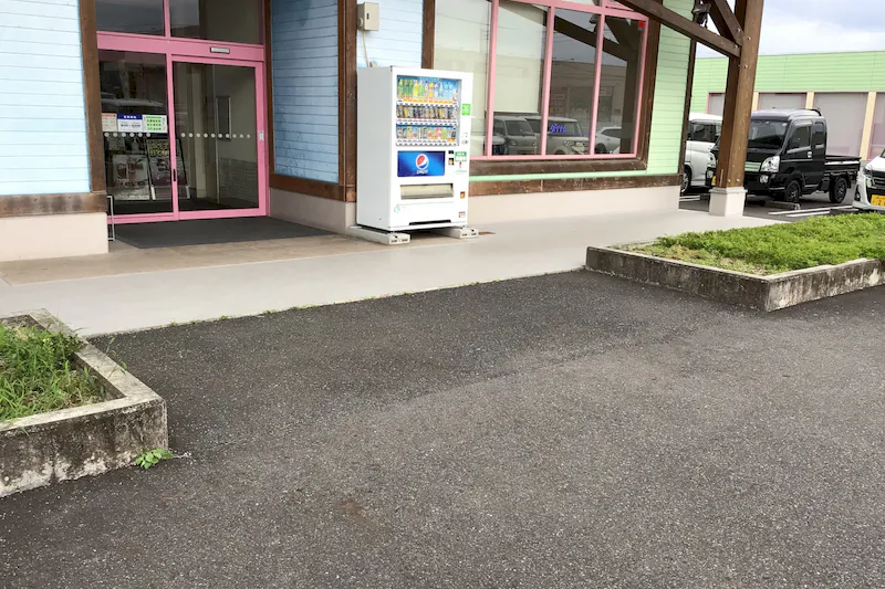 【ダイナム岡山津山店ゆったり館｜割引キャンペーン実施中】物販やプロモーションに最適なアミューズメント施設のイベントスペース（正面）
