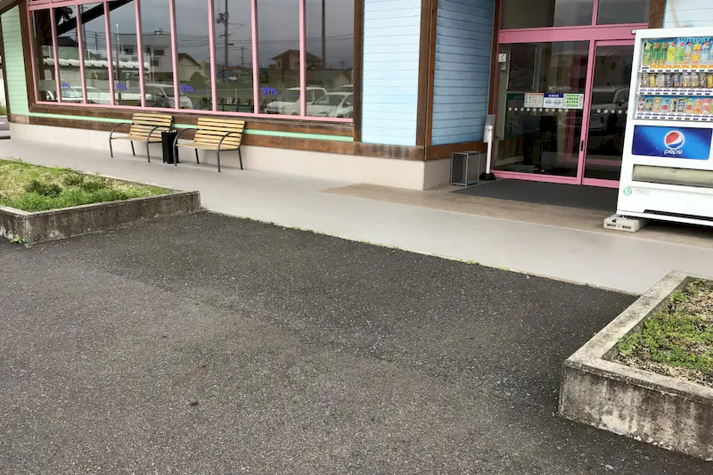 【ダイナム岡山津山店ゆったり館｜割引キャンペーン実施中】物販やプロモーションに最適なアミューズメント施設のイベントスペース（正面）