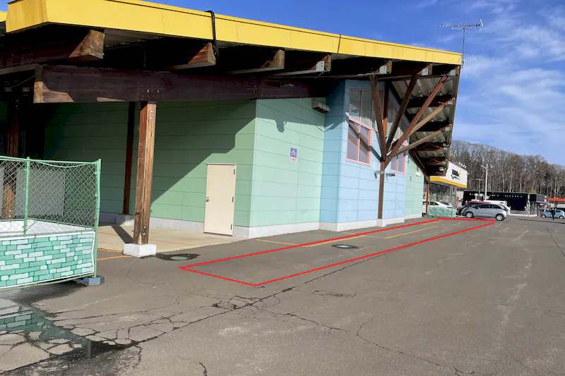 【ダイナム北海道北広島店ゆったり館｜割引キャンペーン実施中】キッチンカーやプロモーションに最適なアミューズメント施設のイベントスペース（店舗南側）