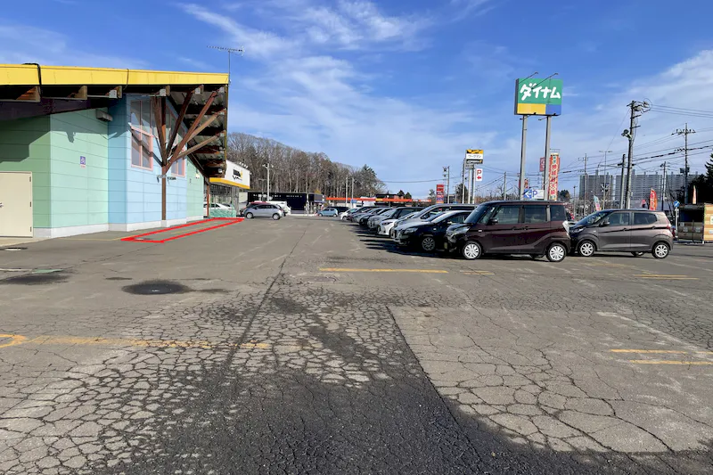 【ダイナム北海道北広島店ゆったり館｜割引キャンペーン実施中】キッチンカーやプロモーションに最適なアミューズメント施設のイベントスペース（店舗南側）