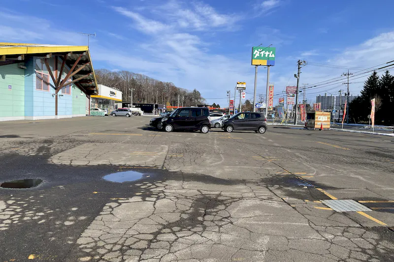 【ダイナム北海道北広島店ゆったり館｜割引キャンペーン実施中】キッチンカーやプロモーションに最適なアミューズメント施設のイベントスペース（店舗南側）