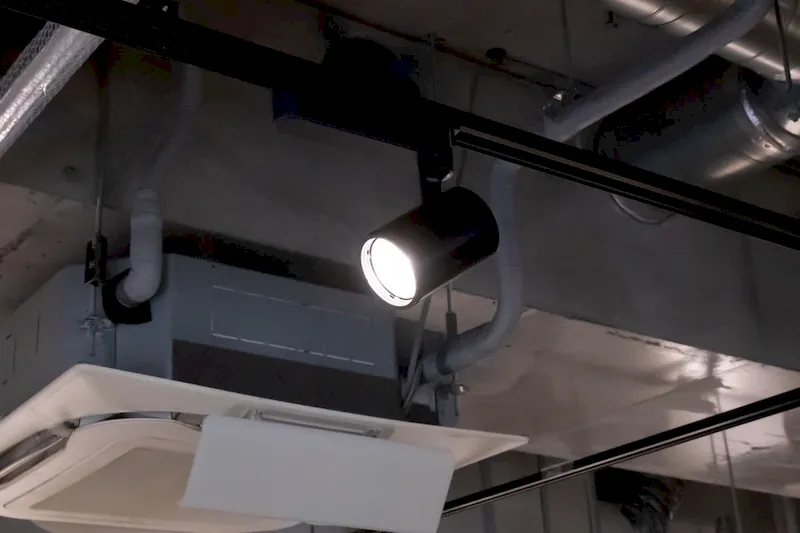 【中目黒駅徒歩4分】コンクリート・白壁の洗練された駒沢通りに面した路面のカフェ併設スペース