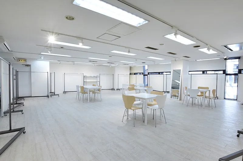 【心斎橋駅4分】地下鉄御堂筋線心斎橋駅から徒歩4分、 白を基調とした清潔感あふれる空間には充実した無料備品やピクチャーレールも設置。