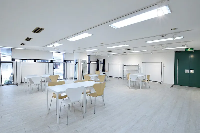 【心斎橋駅4分】地下鉄御堂筋線心斎橋駅から徒歩4分、 白を基調とした清潔感あふれる空間には充実した無料備品やピクチャーレールも設置。の画像