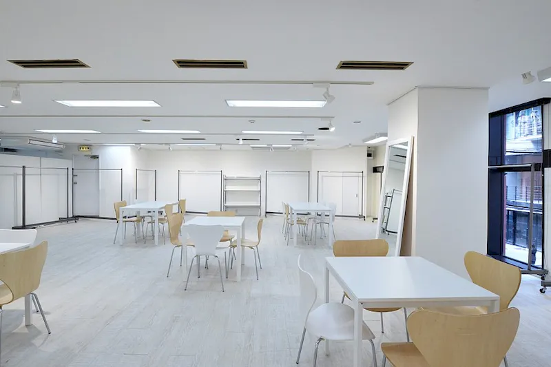 【心斎橋駅4分】地下鉄御堂筋線心斎橋駅から徒歩4分、 白を基調とした清潔感あふれる空間には充実した無料備品やピクチャーレールも設置。
