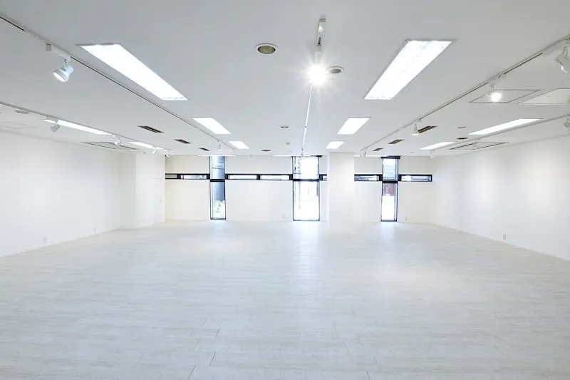 【心斎橋駅4分】地下鉄御堂筋線心斎橋駅から徒歩4分、 白を基調とした清潔感あふれる空間には充実した無料備品やピクチャーレールも設置。