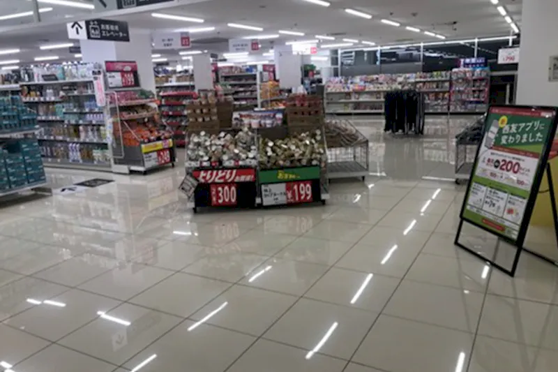 【西友　都賀店】2Fエスカレーター前　プロモーション用途や物販、食物販のポップアップストアに最適なスーパー店内催事イベントスペース