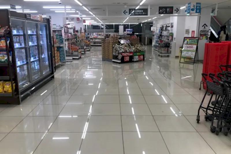 【西友　都賀店】2Fエスカレーター前　プロモーション用途や物販、食物販のポップアップストアに最適なスーパー店内催事イベントスペース
