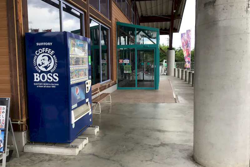 【ダイナム岡山院庄店ゆったり館｜割引キャンペーン実施中】プロモーションに最適なアミューズメント施設のイベントスペース（出入口横）
