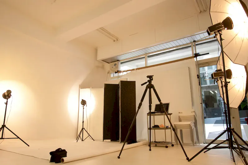 【新宿駅７分】写真映像撮影、ファン交流会、セルフ写真館、展示会に適した本格白ホリスタジオ
