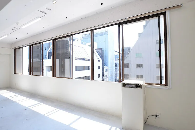 【心斎橋駅5分】南向きのスペースで日当たり良好！大きな窓を開放して自然換気！充実した無料備品と控室も完備しているレンタルスペース。