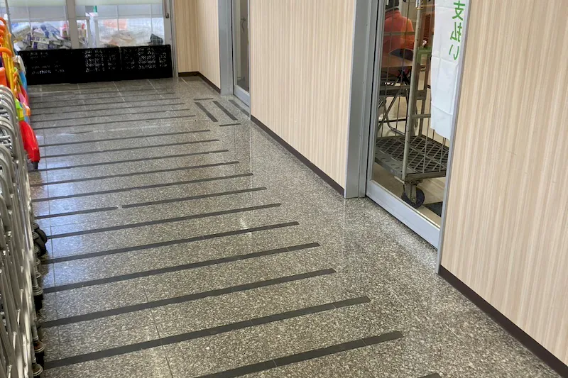 【ナフコ不二屋当知店】販促プロモーションや食物販等の催事イベントに最適な店内入り口横スペース