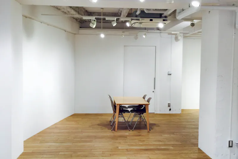 【明治神宮前（原宿）駅3分】展示会やイベントに最適なコーヒースタンドが併設された、ウッド調で暖かみのあるイベントスペース