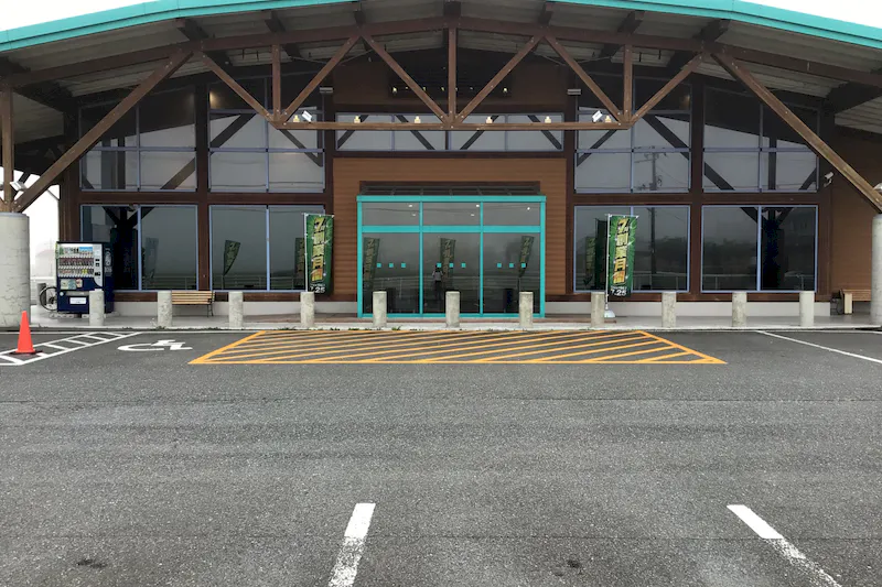 【ダイナム宮城小牛田店｜割引キャンペーン実施中】キッチンカーやプロモーションに最適なアミューズメント施設のイベントスペース(出入口前駐車場）