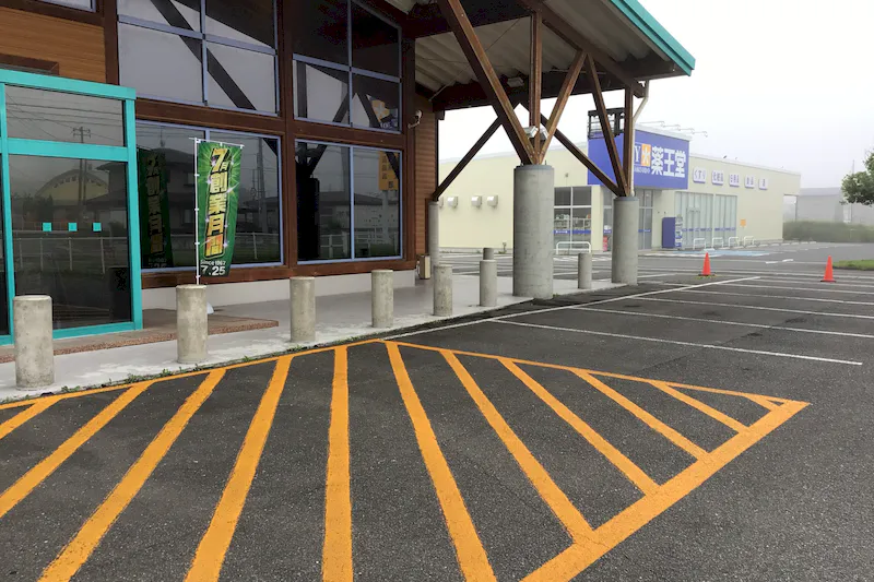 【ダイナム宮城小牛田店｜割引キャンペーン実施中】キッチンカーやプロモーションに最適なアミューズメント施設のイベントスペース(出入口前駐車場）