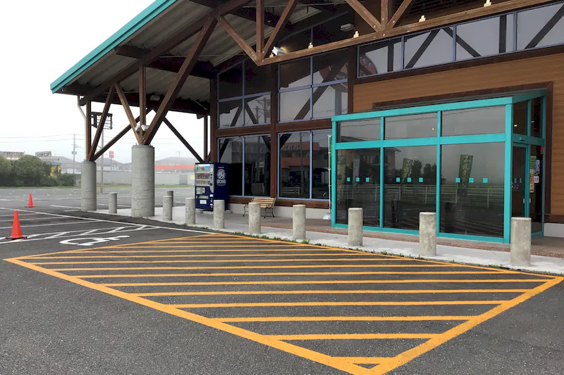 【ダイナム宮城小牛田店｜割引キャンペーン実施中】キッチンカーやプロモーションに最適なアミューズメント施設のイベントスペース(出入口前駐車場）