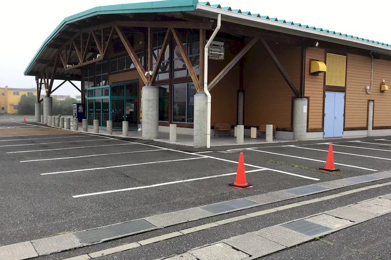 【ダイナム宮城小牛田店｜割引キャンペーン実施中】キッチンカーやプロモーションに最適なアミューズメント施設のイベントスペース(出入口前駐車場）