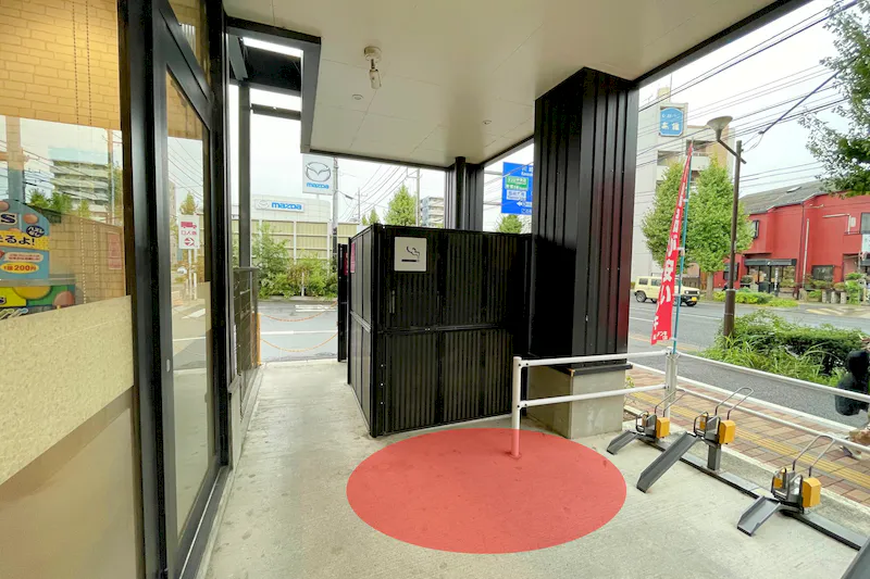 【イオンタウン稲城長沼】電子タバコ等の喫煙具販売に最適な施設喫煙スペース付近にある軒下スペース