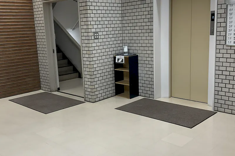 【四ツ橋駅2分｜平日限定】無料貸出什器が充実しており展示会やポップアップストアに最適！広さ100.0㎡、天高3.1mで開放感のあるレンタルスペース