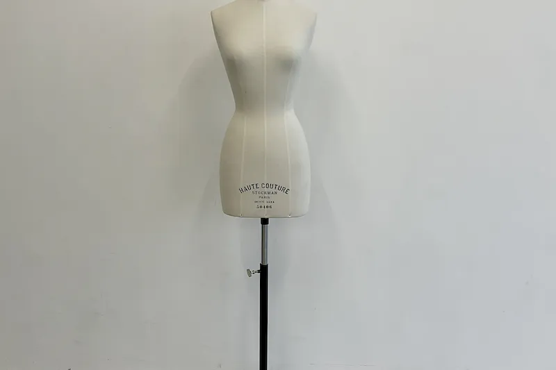 【四ツ橋駅2分｜平日限定】無料貸出什器が充実しており展示会やポップアップストアに最適！広さ100.0㎡、天高3.1mで開放感のあるレンタルスペース