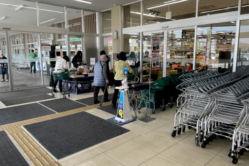 【いなげや小平小川橋店】各種プロモーションイベントに最適なスーパーマーケットの風除室スペース