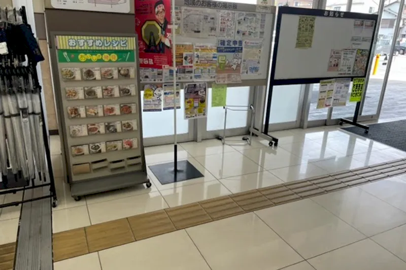 【いなげや小平小川橋店】各種プロモーションイベントに最適なスーパーマーケットの風除室スペース