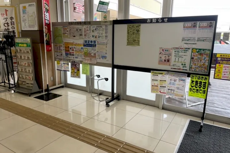 【いなげや小平小川橋店】各種プロモーションイベントに最適なスーパーマーケットの風除室スペース