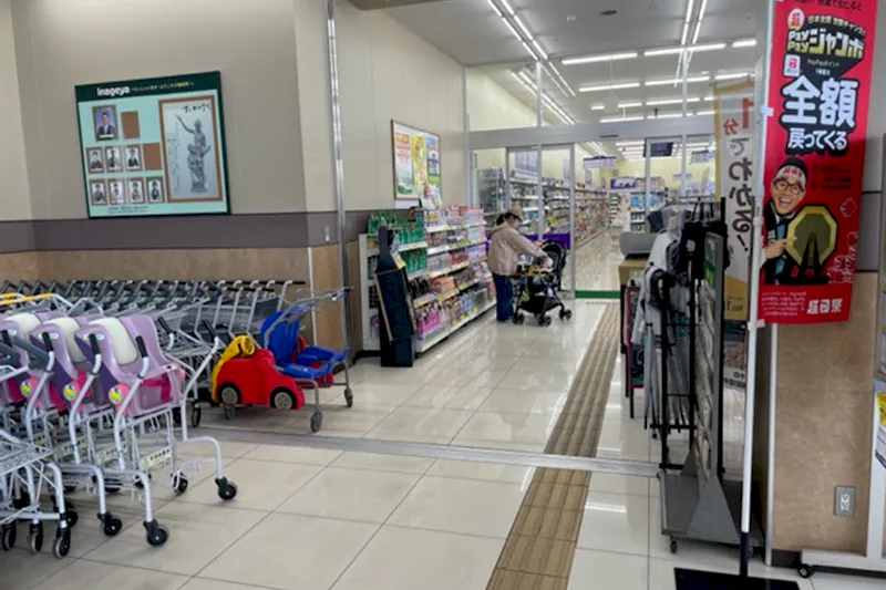 【いなげや小平小川橋店】各種プロモーションイベントに最適なスーパーマーケットの風除室スペース