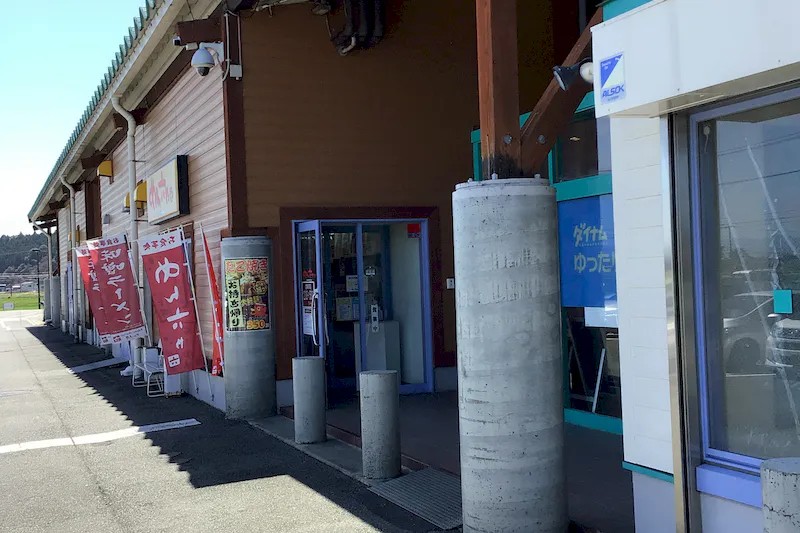 【ダイナム山鹿店ゆったり館｜割引キャンペーン実施中】キッチンカー出店やプロモーションイベントに最適なアミューズメント施設のイベントスペース (めん六や側)