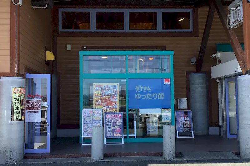 【ダイナム山鹿店ゆったり館｜割引キャンペーン実施中】キッチンカー出店やプロモーションイベントに最適なアミューズメント施設のイベントスペース (めん六や側)