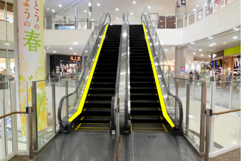 【イオンモール東員】モール内広告 エスカレーター