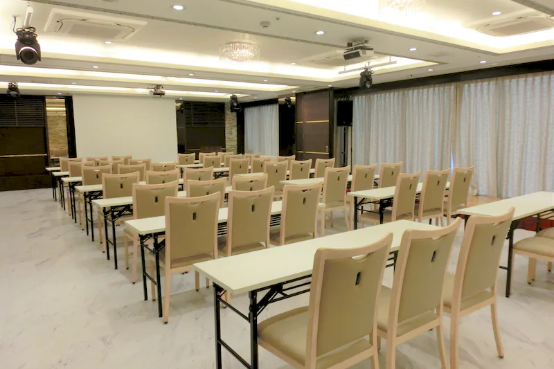 【近鉄日本橋駅4分】講演会やワークショップに活用できるフォーマルデザインのイベントスペース（4F）