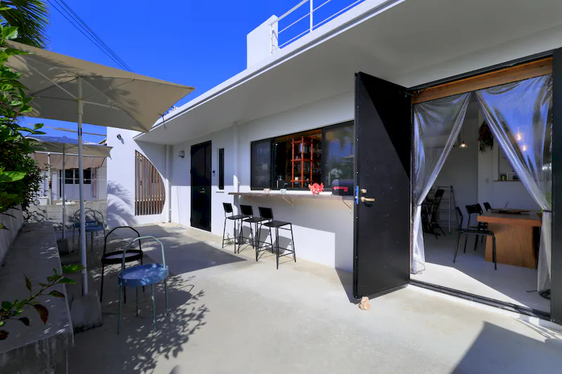 【宮古島市・伊良部島｜空と燻製とcafeぷからす】南国リゾート感を演出できる屋外カフェ撮影スペース
