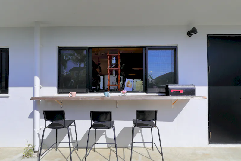 【宮古島市・伊良部島｜空と燻製とcafeぷからす】南国リゾート感を演出できる屋外カフェ撮影スペース