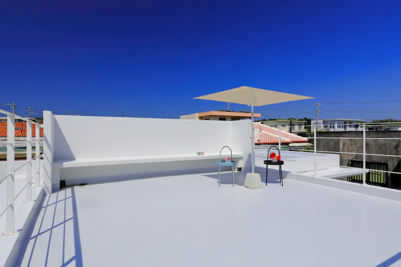【宮古島市・伊良部島｜空と燻製とcafeぷからす】南国リゾート感を演出できる屋外カフェ撮影スペース