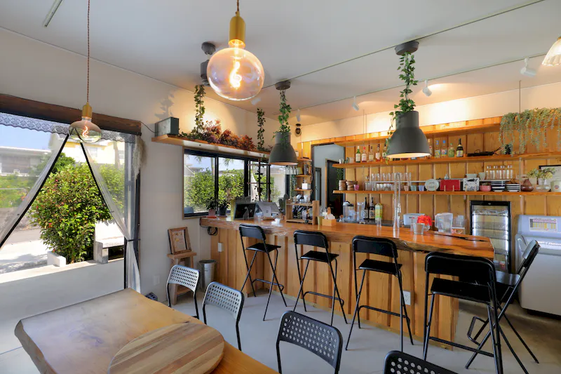 【宮古島市・伊良部島｜空と燻製とcafeぷからす】南国リゾート感を演出できる屋外カフェ撮影スペース