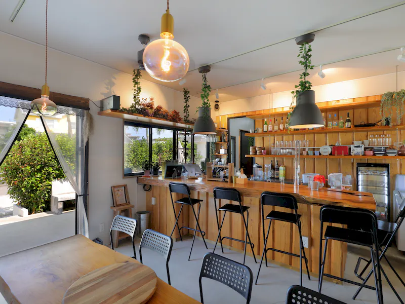 【宮古島市・伊良部島｜空と燻製とcafeぷからす】テラス・カウンター・屋上を備えた多彩な撮影ロケーション