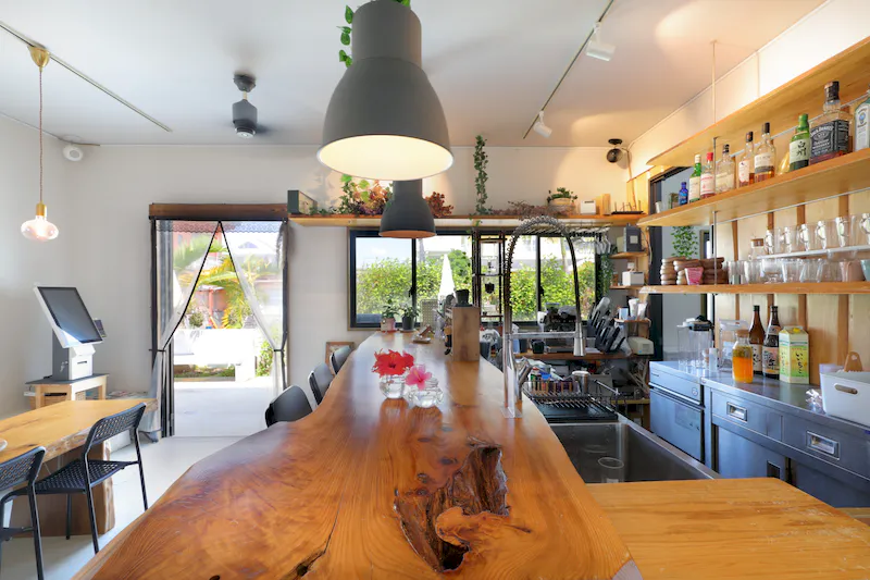 【宮古島市・伊良部島｜空と燻製とcafeぷからす】南国リゾート感を演出できる屋外カフェ撮影スペース