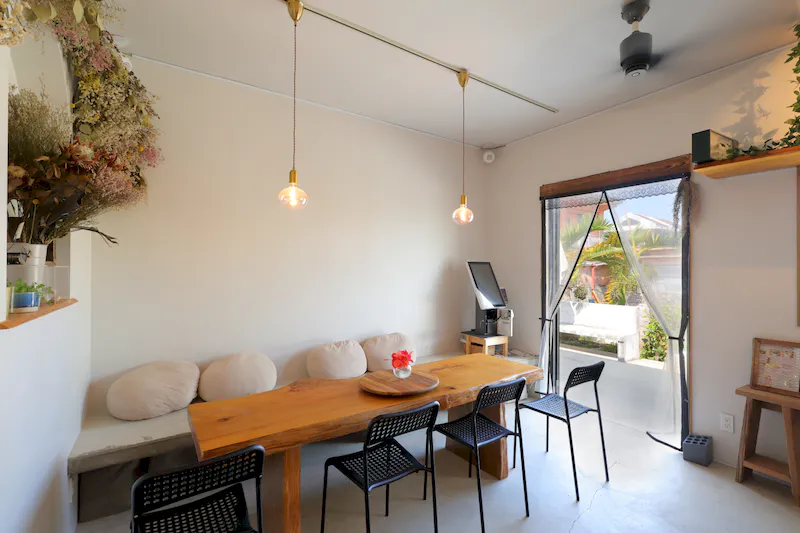【宮古島市・伊良部島｜空と燻製とcafeぷからす】南国リゾート感を演出できる屋外カフェ撮影スペース
