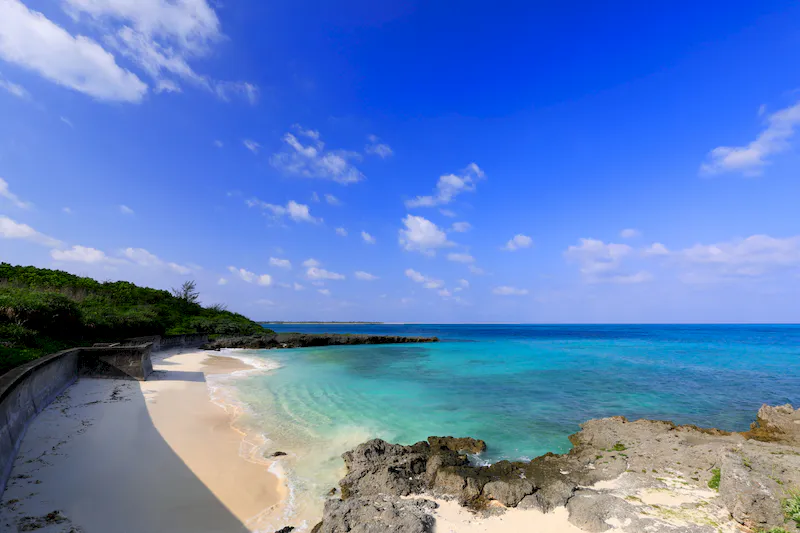 【宮古島市・伊良部島｜空と燻製とcafeぷからす】南国リゾート感を演出できる屋外カフェ撮影スペース
