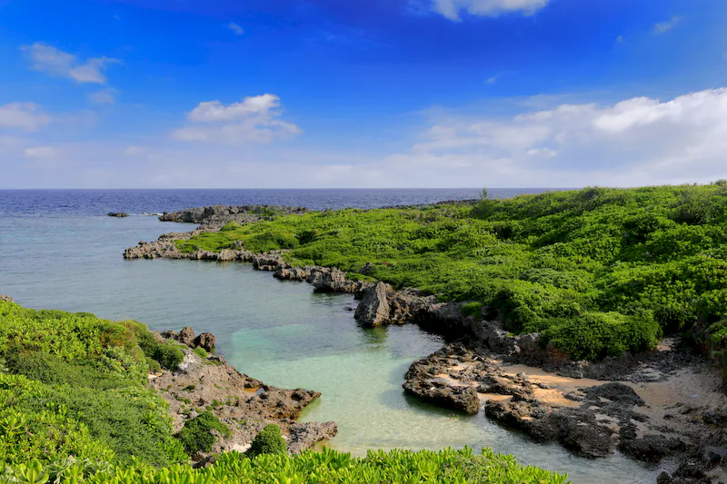【宮古島市・伊良部島｜空と燻製とcafeぷからす】南国リゾート感を演出できる屋外カフェ撮影スペース