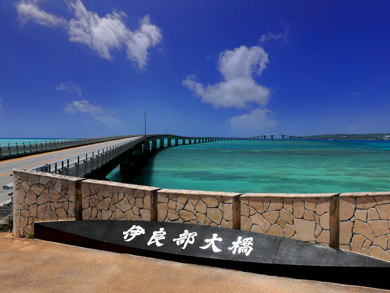 【宮古島市・伊良部島｜空と燻製とcafeぷからす】周辺撮影スポットは、すべて車で3分～15分の距離にあり島内移動時間が短く、1日複数ロケーション撮影可能です。