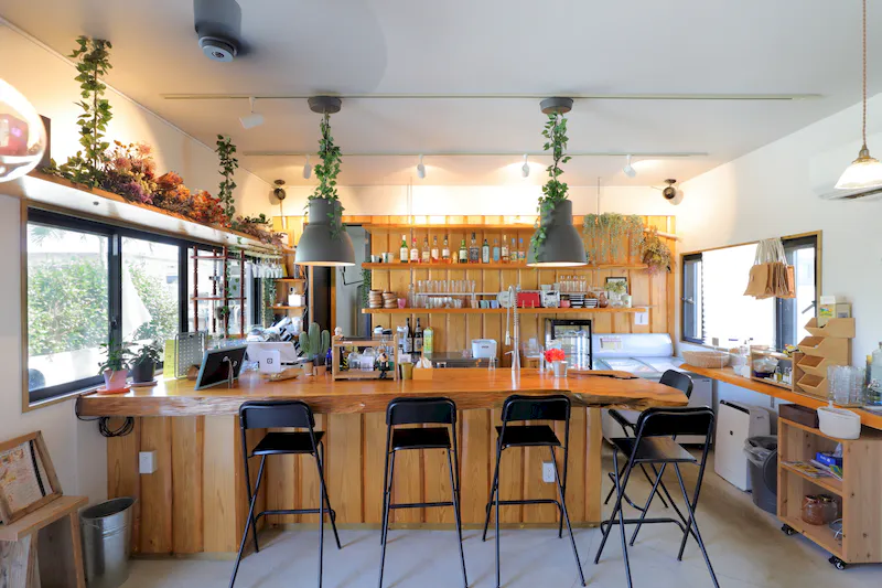 【宮古島市・伊良部島｜空と燻製とcafeぷからす】南国リゾート感を演出できる屋外カフェ撮影スペース
