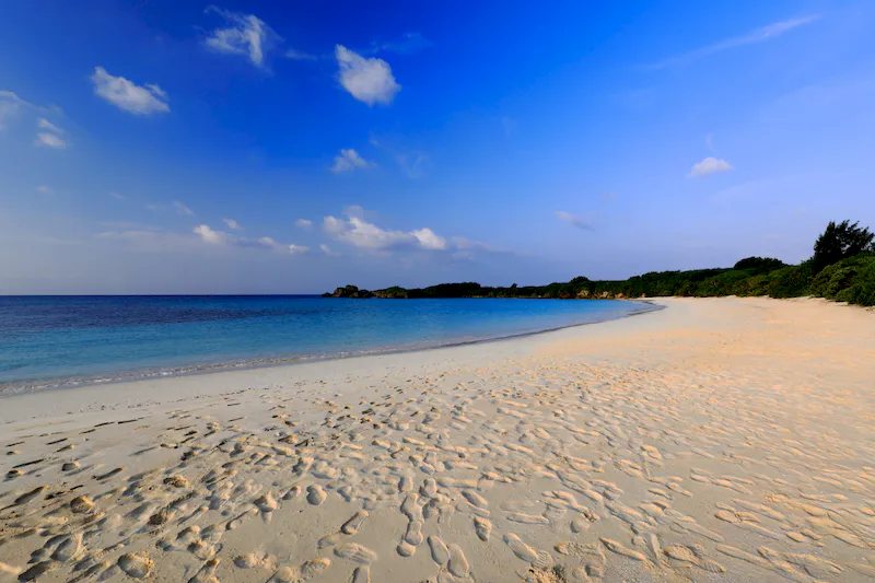 【宮古島市・伊良部島｜空と燻製とcafeぷからす】南国リゾート感を演出できる屋外カフェ撮影スペース