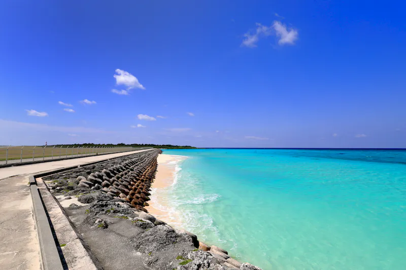 【宮古島市・伊良部島｜空と燻製とcafeぷからす】南国リゾート感を演出できる屋外カフェ撮影スペース