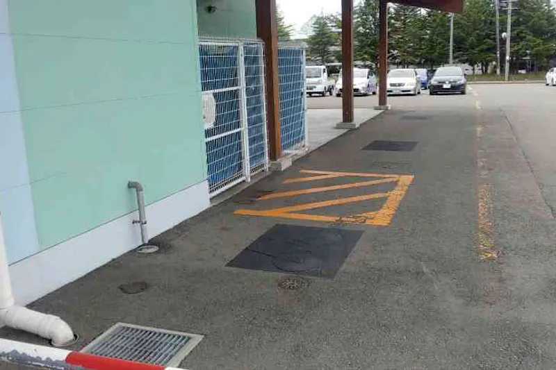 【ダイナム秋田御所野店ゆったり館｜割引キャンペーン実施中】キッチンカーの開催に最適なアミューズメント施設のイベントスペース