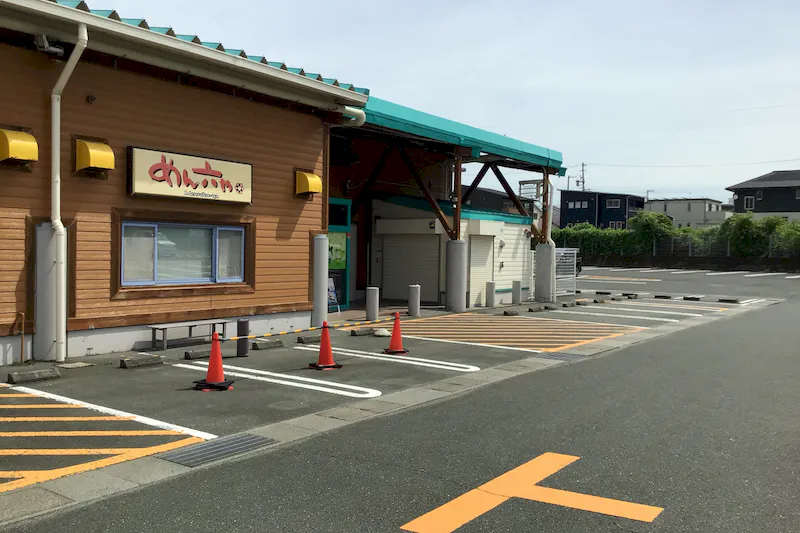 【ダイナム静岡新居店ゆったり館｜割引キャンペーン実施中】キッチンカー出店やプロモーションイベントに最適なアミューズメント施設の店舗出入口前イベントスペース