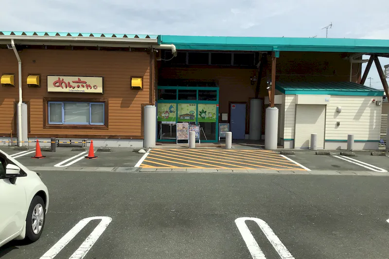 【ダイナム静岡新居店ゆったり館｜割引キャンペーン実施中】キッチンカー出店やプロモーションイベントに最適なアミューズメント施設の店舗出入口前イベントスペース