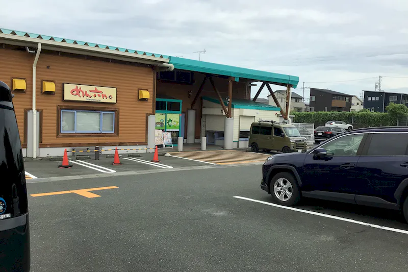 【ダイナム静岡新居店ゆったり館｜割引キャンペーン実施中】キッチンカー出店やプロモーションイベントに最適なアミューズメント施設の店舗出入口前イベントスペース